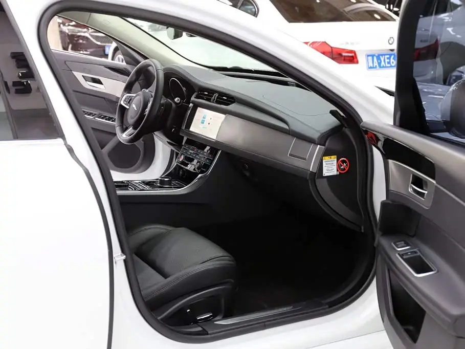 Jaguar XF 2019 — ფოტო 16/20