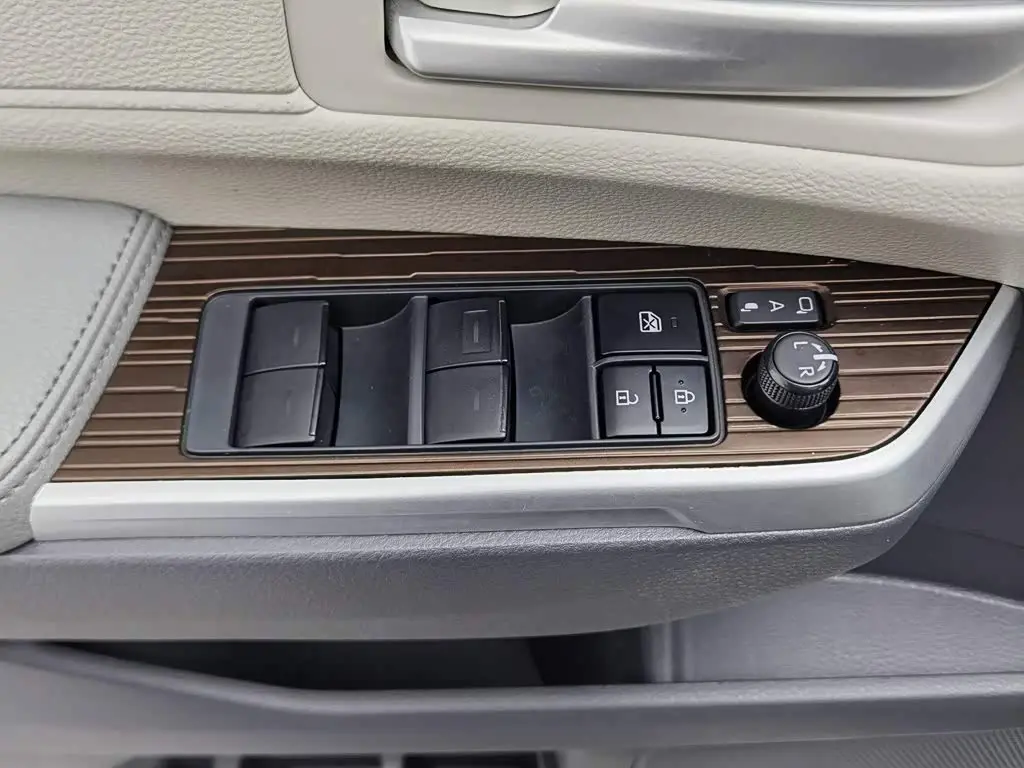 Toyota Granvia 2024 — Photo 9/20