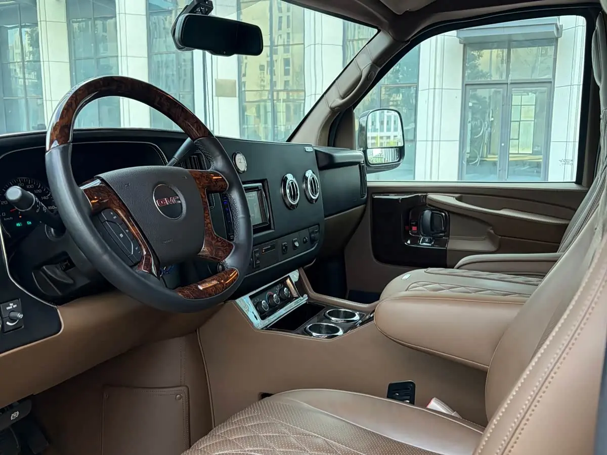GMC Savana 2017 — Photo 6/16
