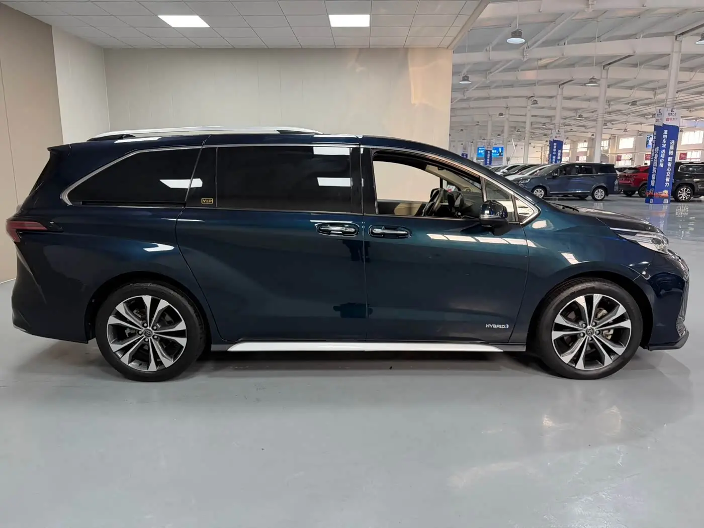 Toyota Granvia 2024 — Photo 8/17