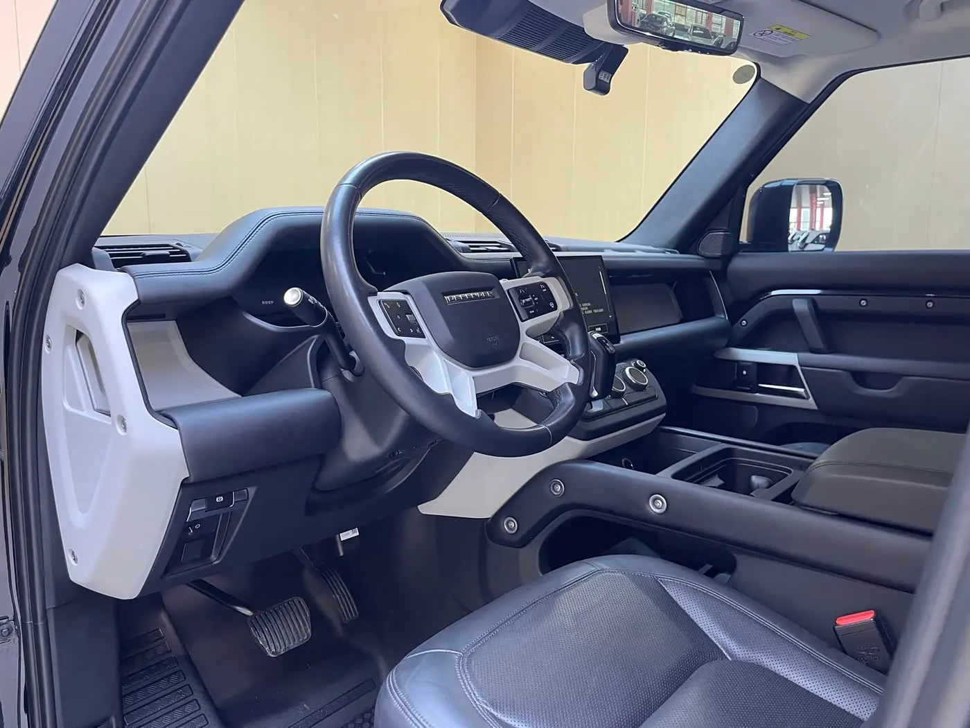 Land Rover Defender 2023 — Photo 10/18