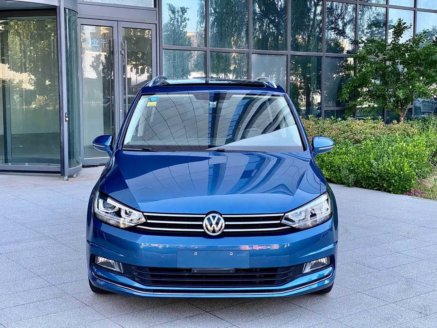 Volkswagen Touran 2017 — Фото 2/17