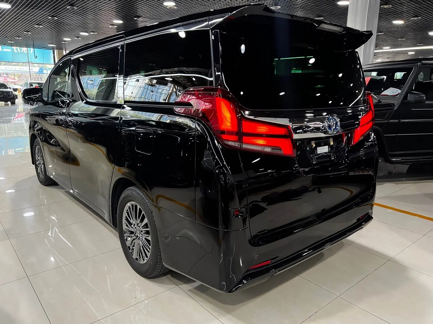 Toyota Alphard 2020 — Photo 17/19