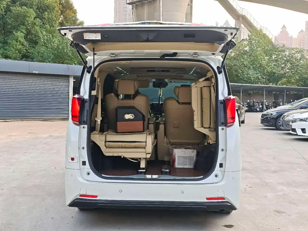 Toyota Alphard 2022 — Photo 13/18