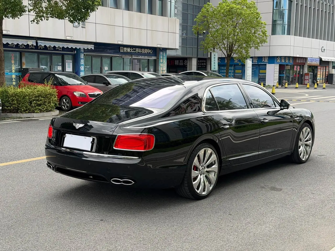 Bentley Flying Spur 2018 — Фото 8/20