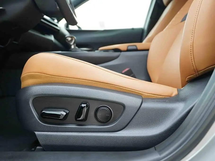 Lexus UX 2021 — Photo 10/18