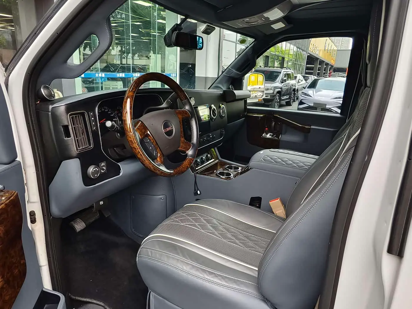 GMC Savana 2018 — Photo 5/20
