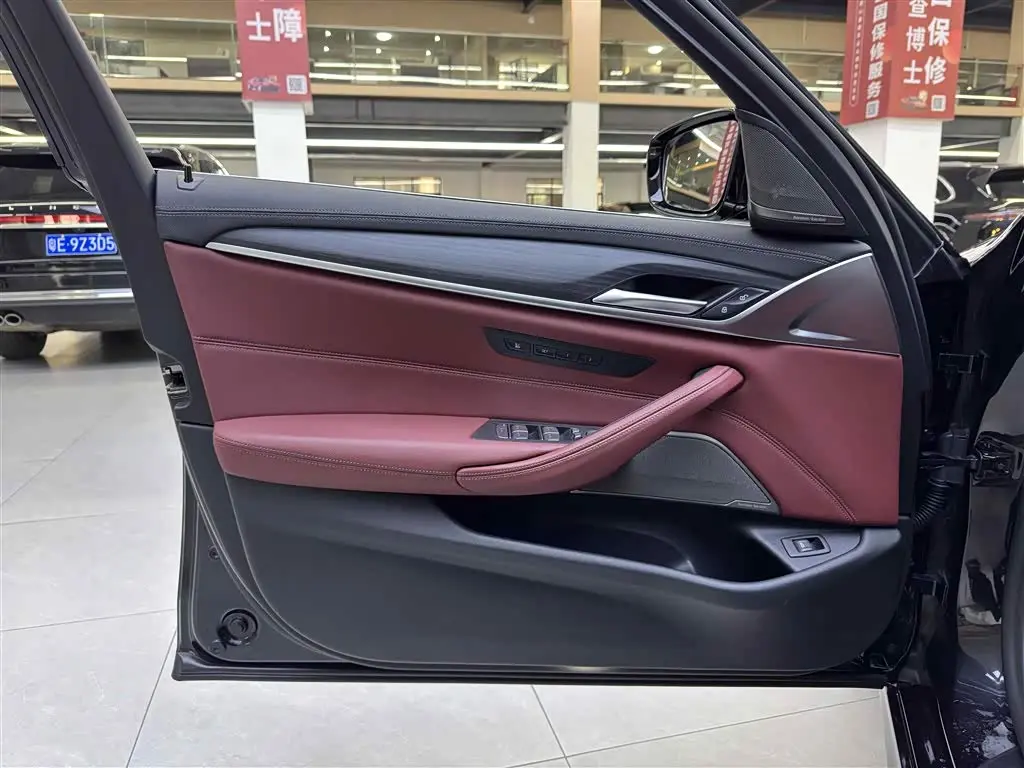 BMW 5 Series 2021 — Photo 14/17