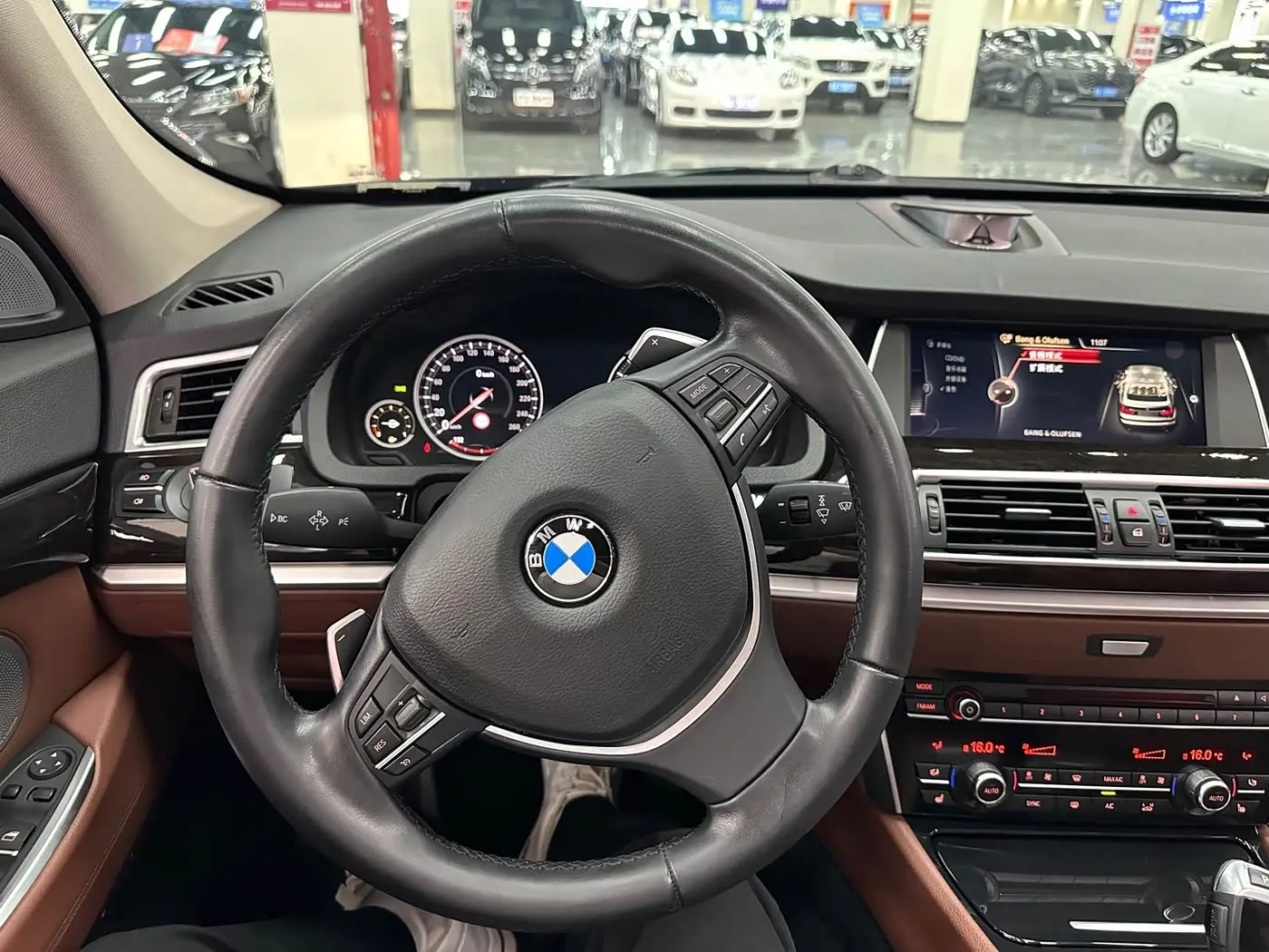 BMW 5 Series GT 2017 — Фото 16/20
