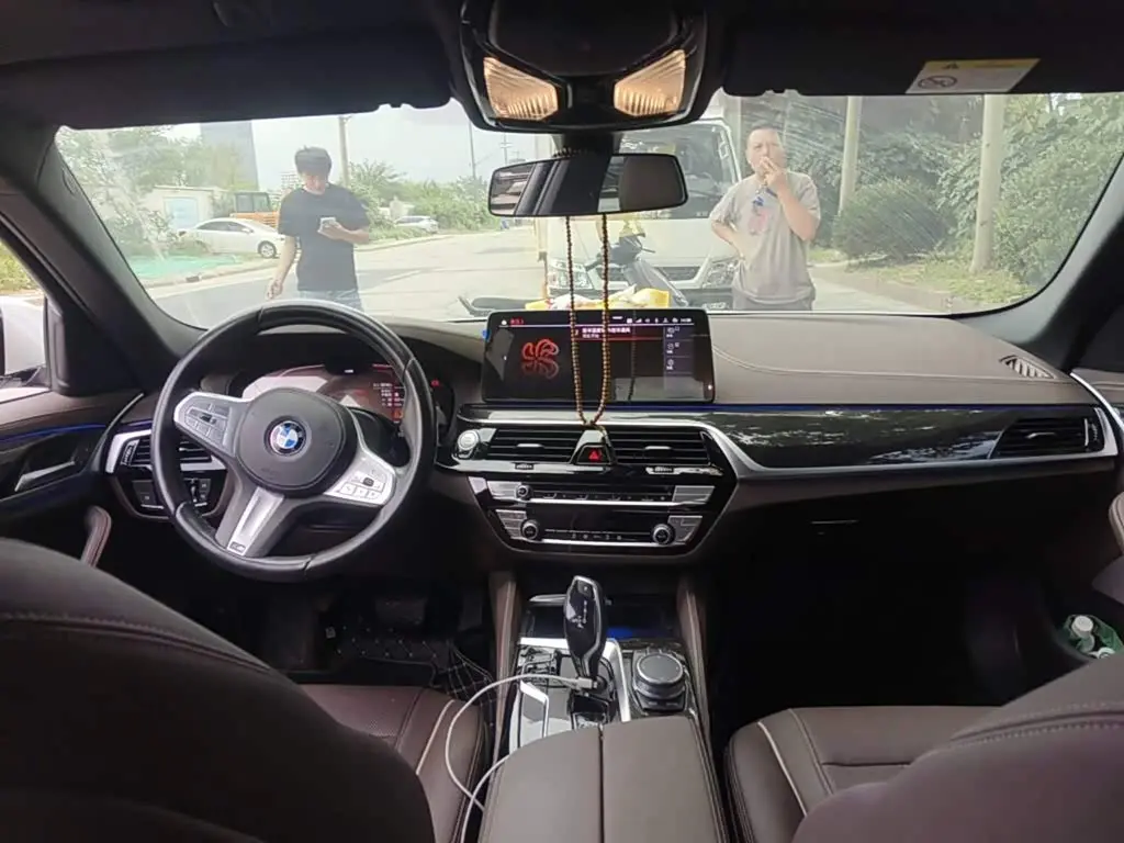 BMW 5 Series 2023 — Photo 11/12