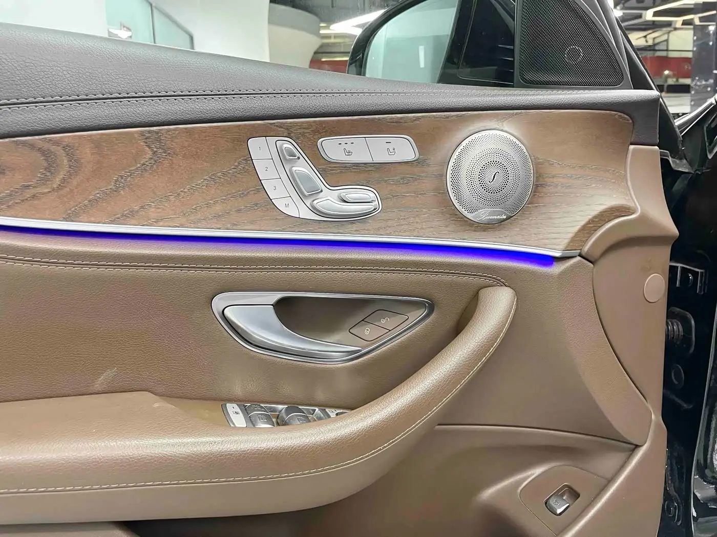 Mercedes-Benz E-Class 2023 — Photo 12/20