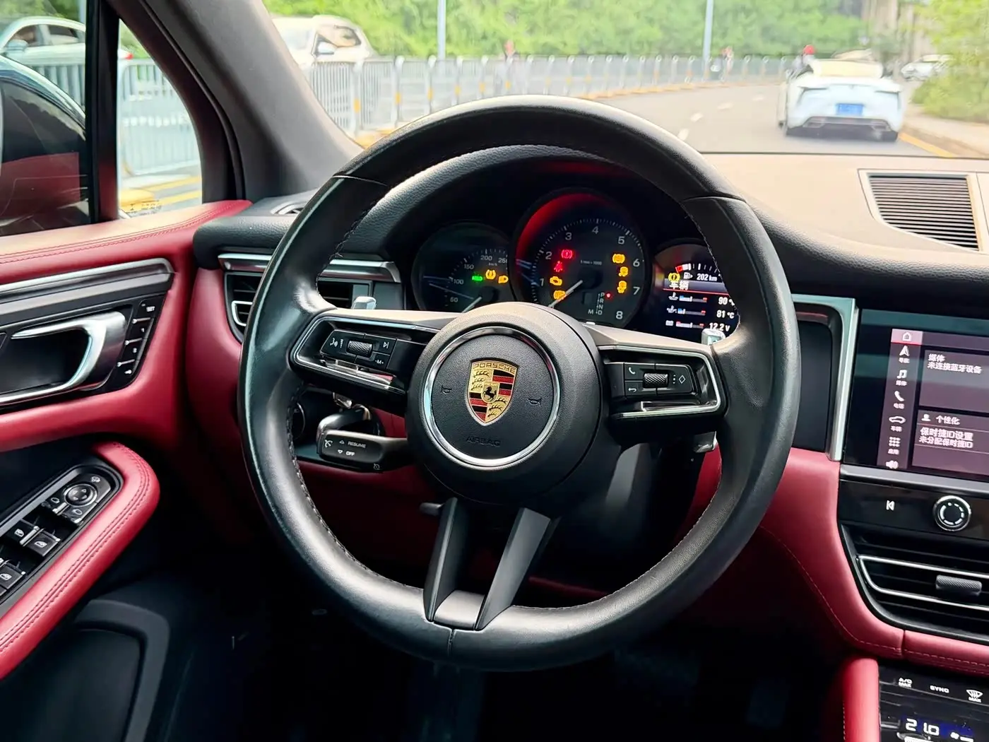 Porsche Macan 2023 — Фото 13/16
