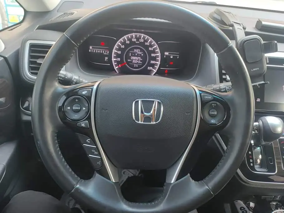 Honda Odyssey 2019 — ფოტო 15/16