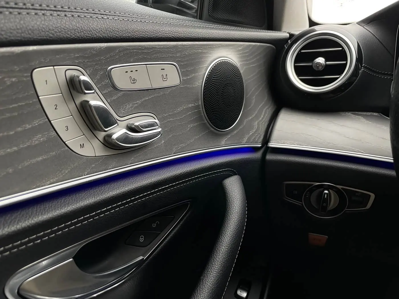 Mercedes-Benz E-Class 2021 — Фото 16/17
