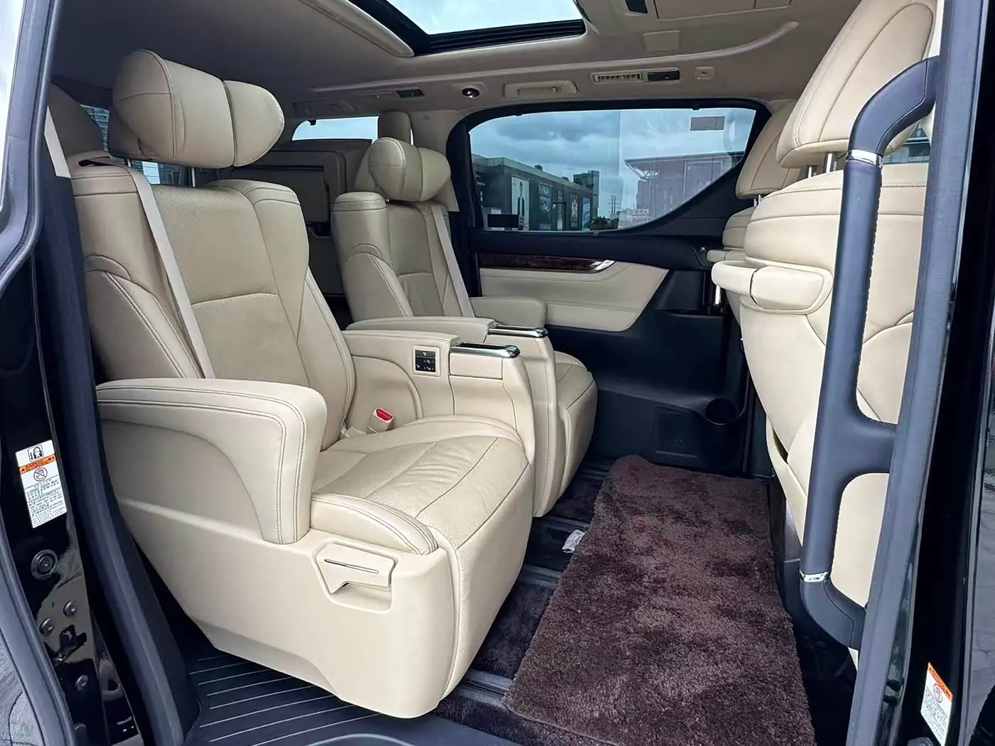 Toyota Alphard 2019 — Photo 10/12