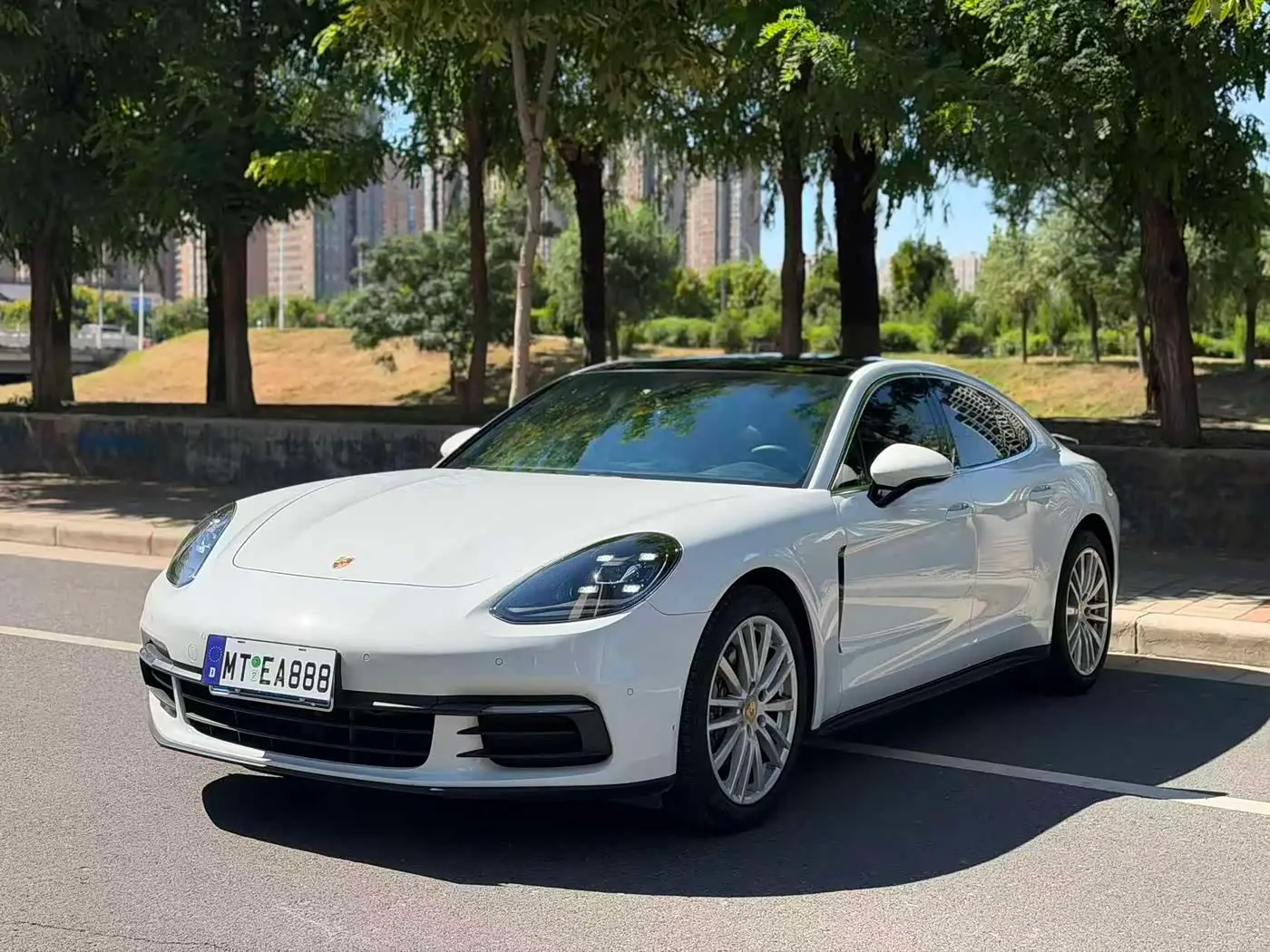 Porsche Panamera 2018 — Фото 1/10