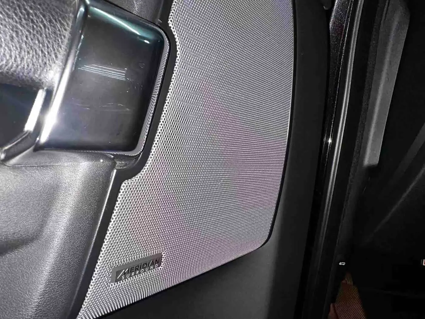 Land Rover Discovery 2015 — Фото 14/20