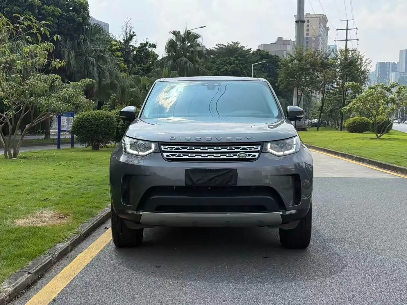 Land Rover Discovery 2018 — Photo 2/12
