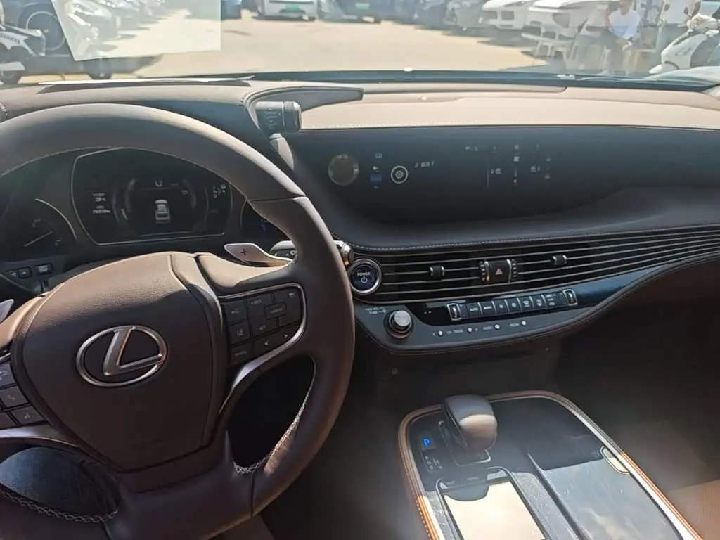 Lexus LS 2020 — Photo 9/19