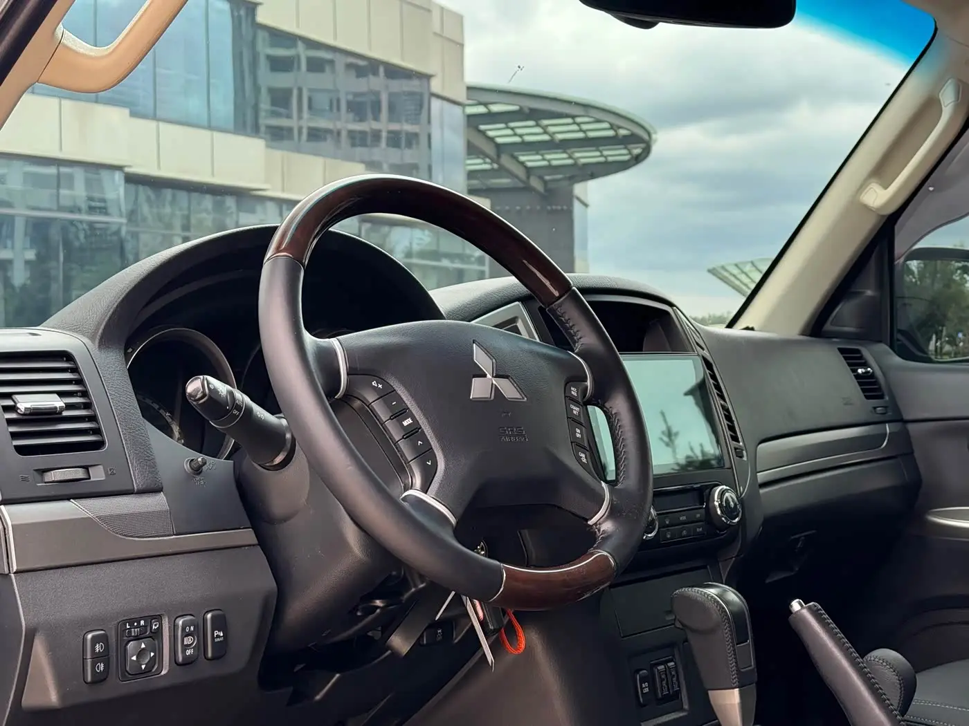 Mitsubishi Pajero 2015 — Photo 6/20