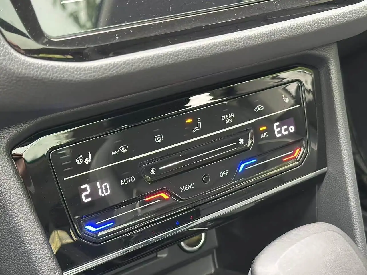 Volkswagen Tiguan L PHEV 2021 — Photo 10/18