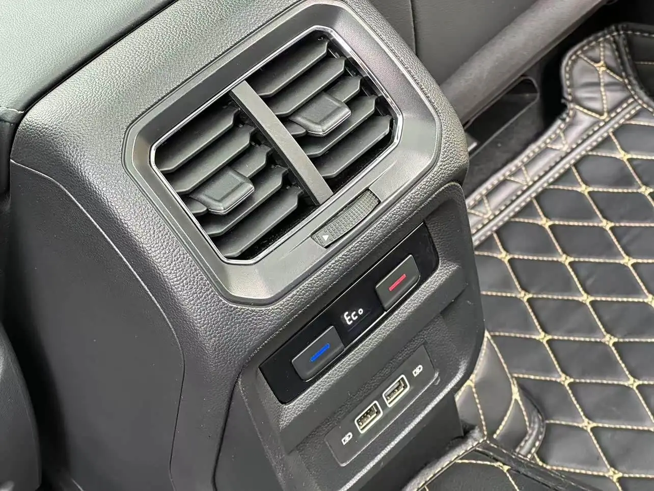Volkswagen Tiguan L PHEV 2021 — Photo 12/18