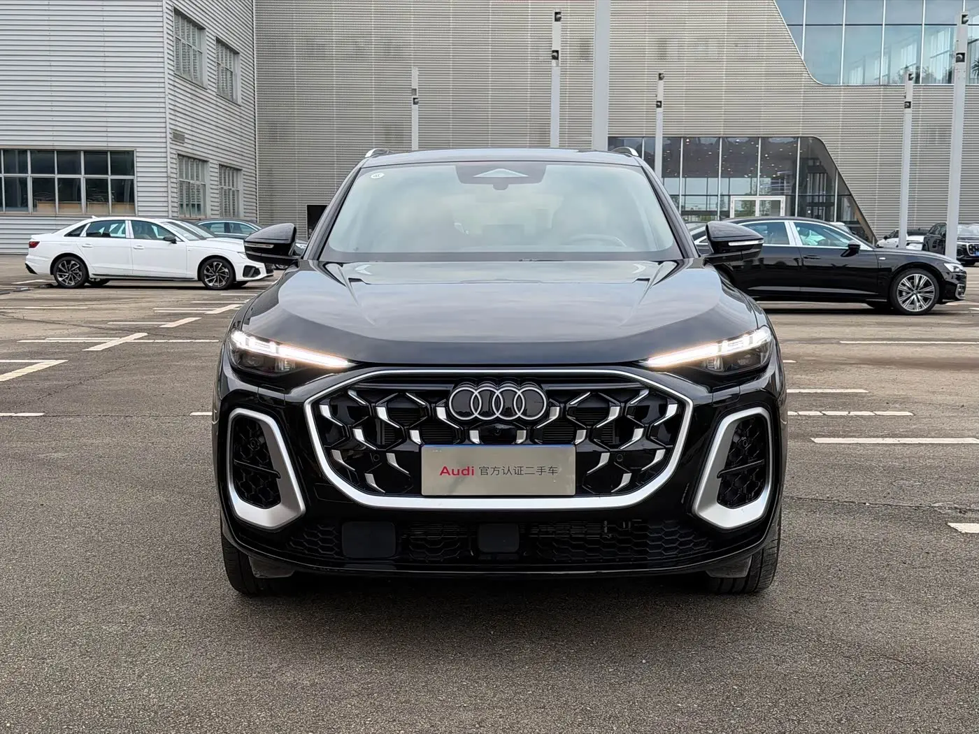 Audi Q5L 2025 — Photo 2/12
