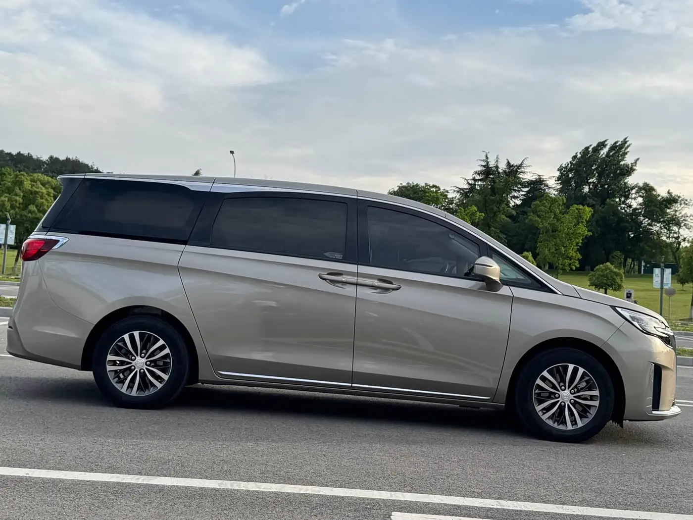 Buick GL8 2023 — Photo 4/17