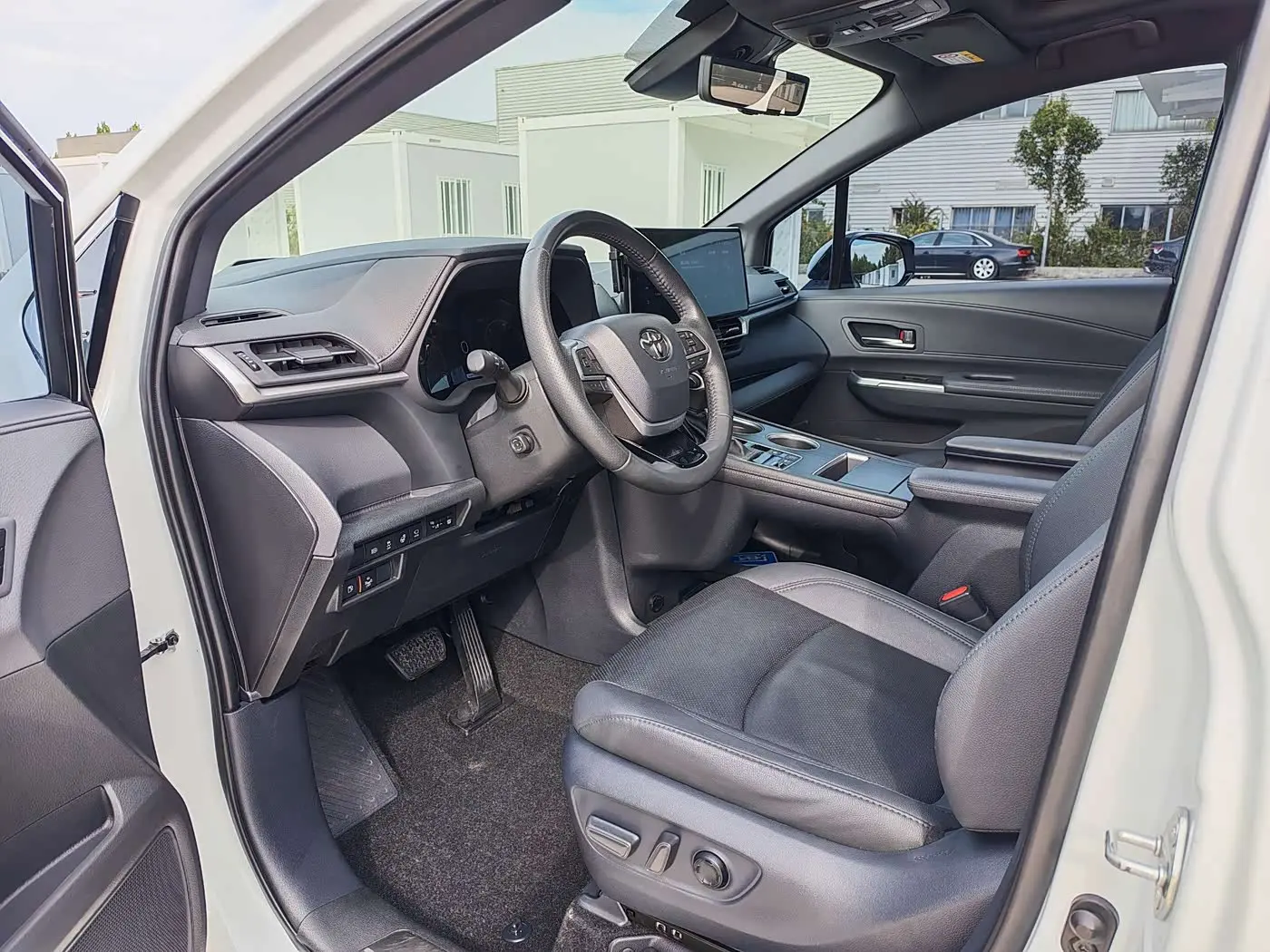 Toyota Sienna 2022 — Photo 8/13