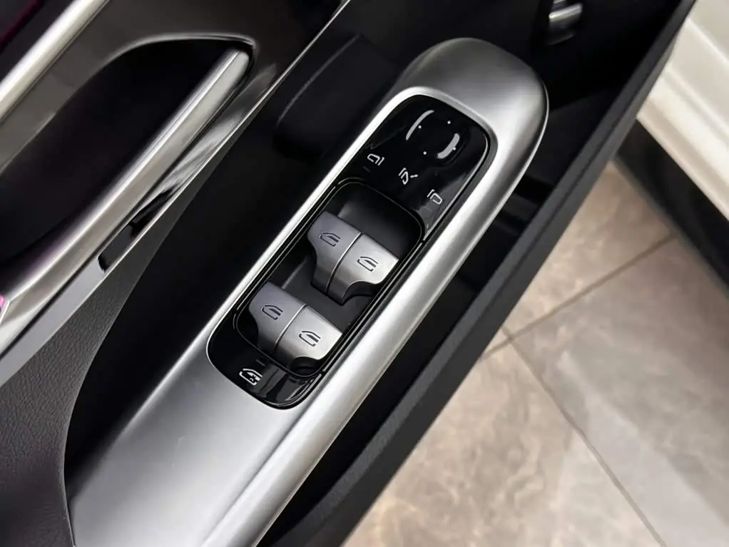 Mercedes-Benz C-Class 2024 — Photo 15/20