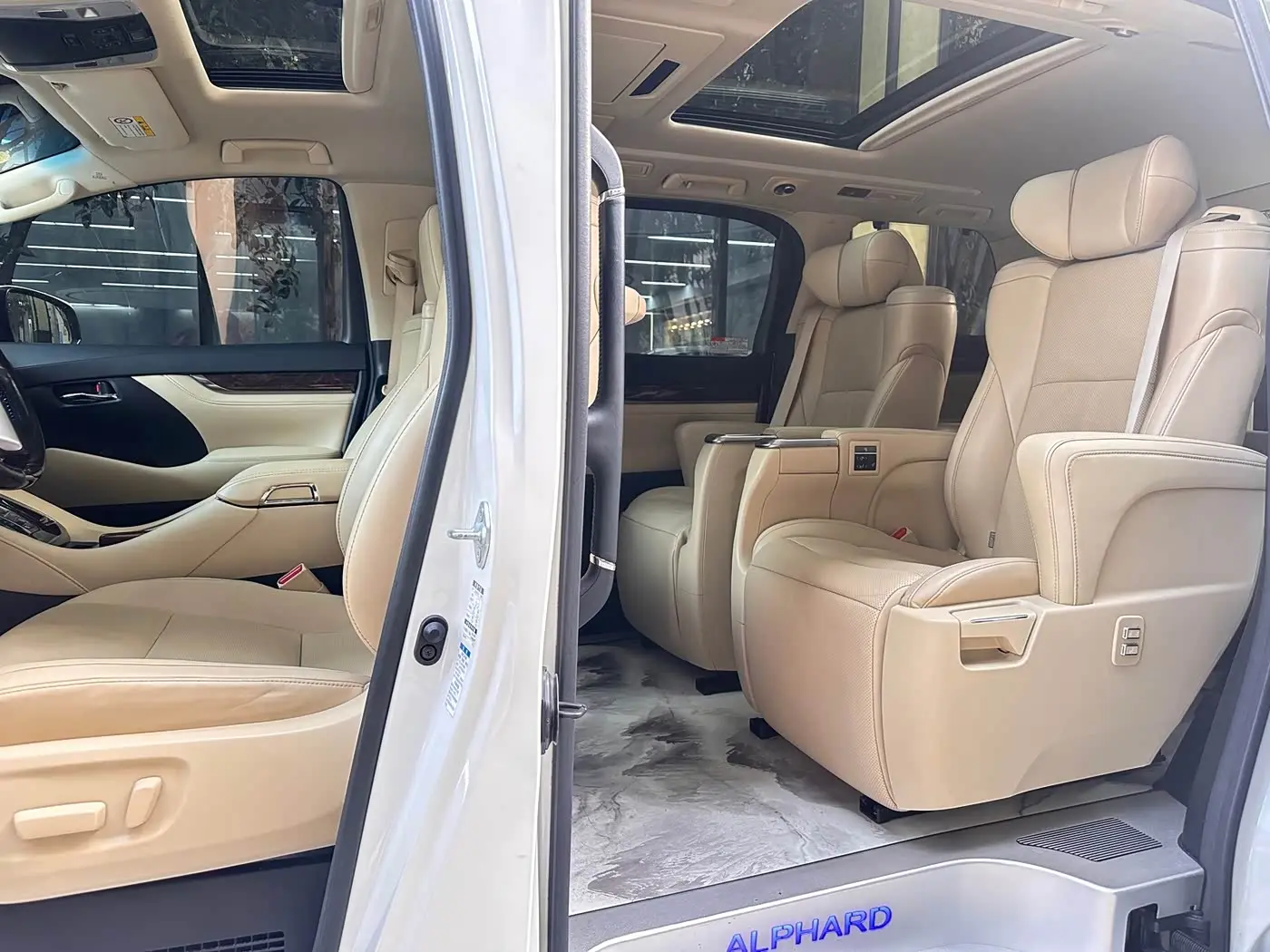 Toyota Alphard 2021 — Photo 8/14