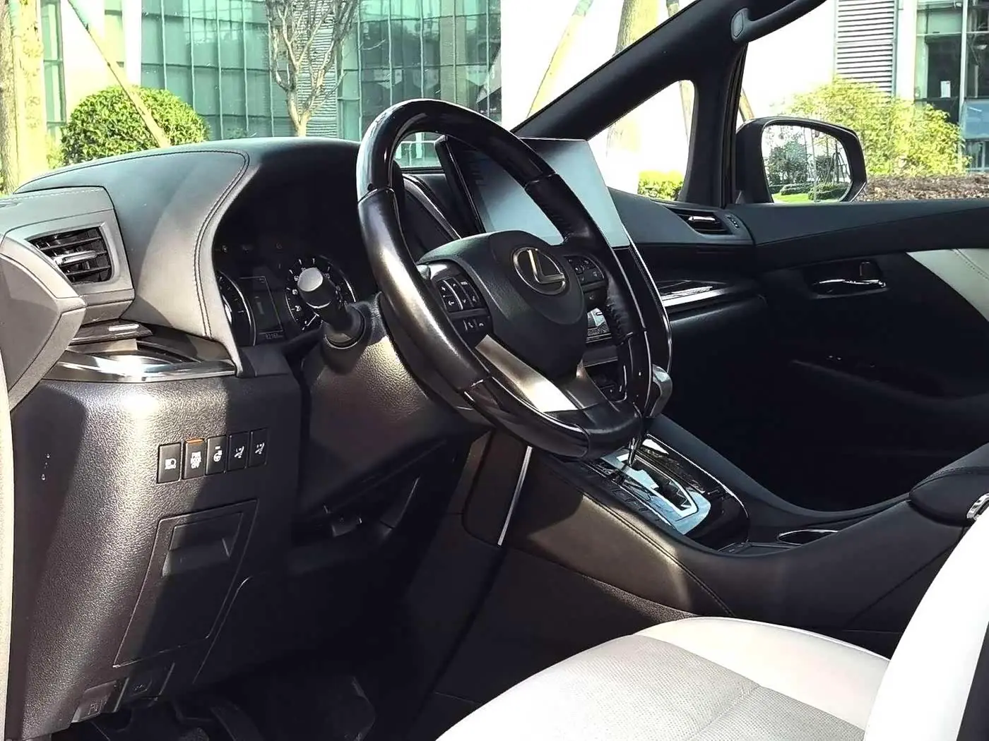Lexus LM 2020 — Photo 3/9
