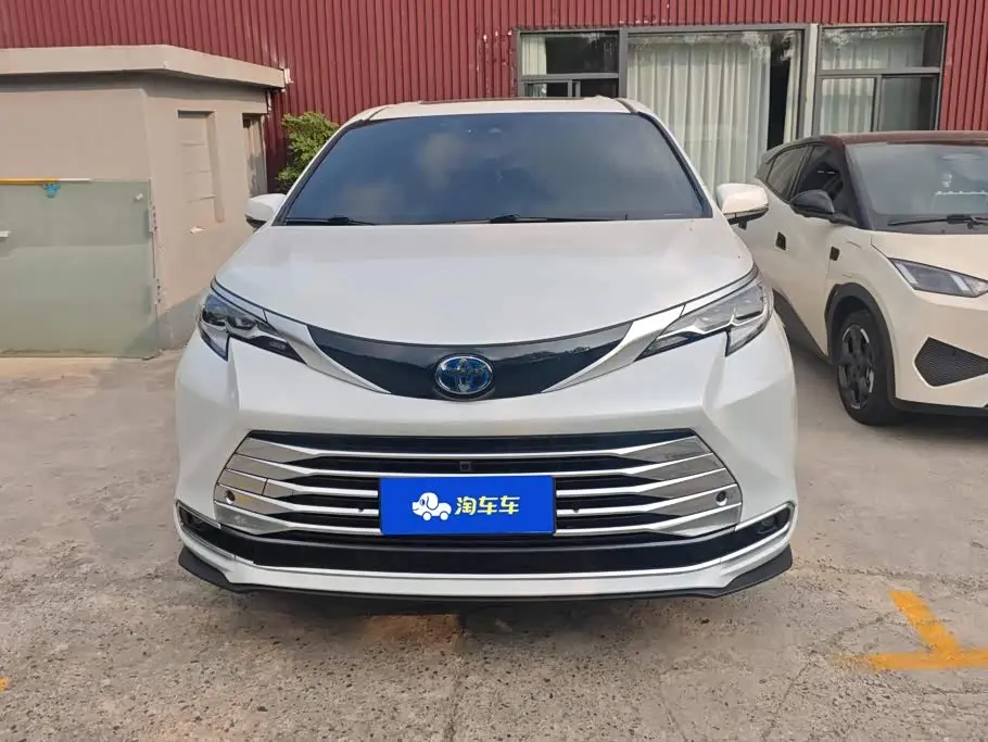 Toyota Sienna 2023 — Photo 2/16