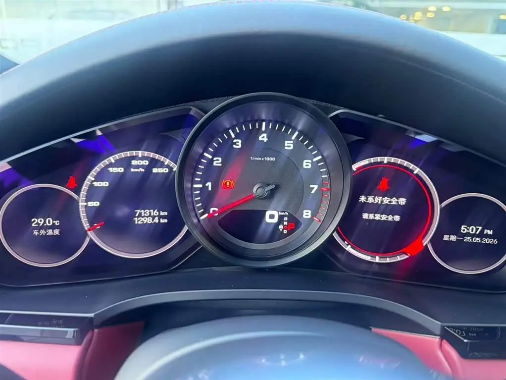 Porsche Cayenne 2022 — Photo 16/17