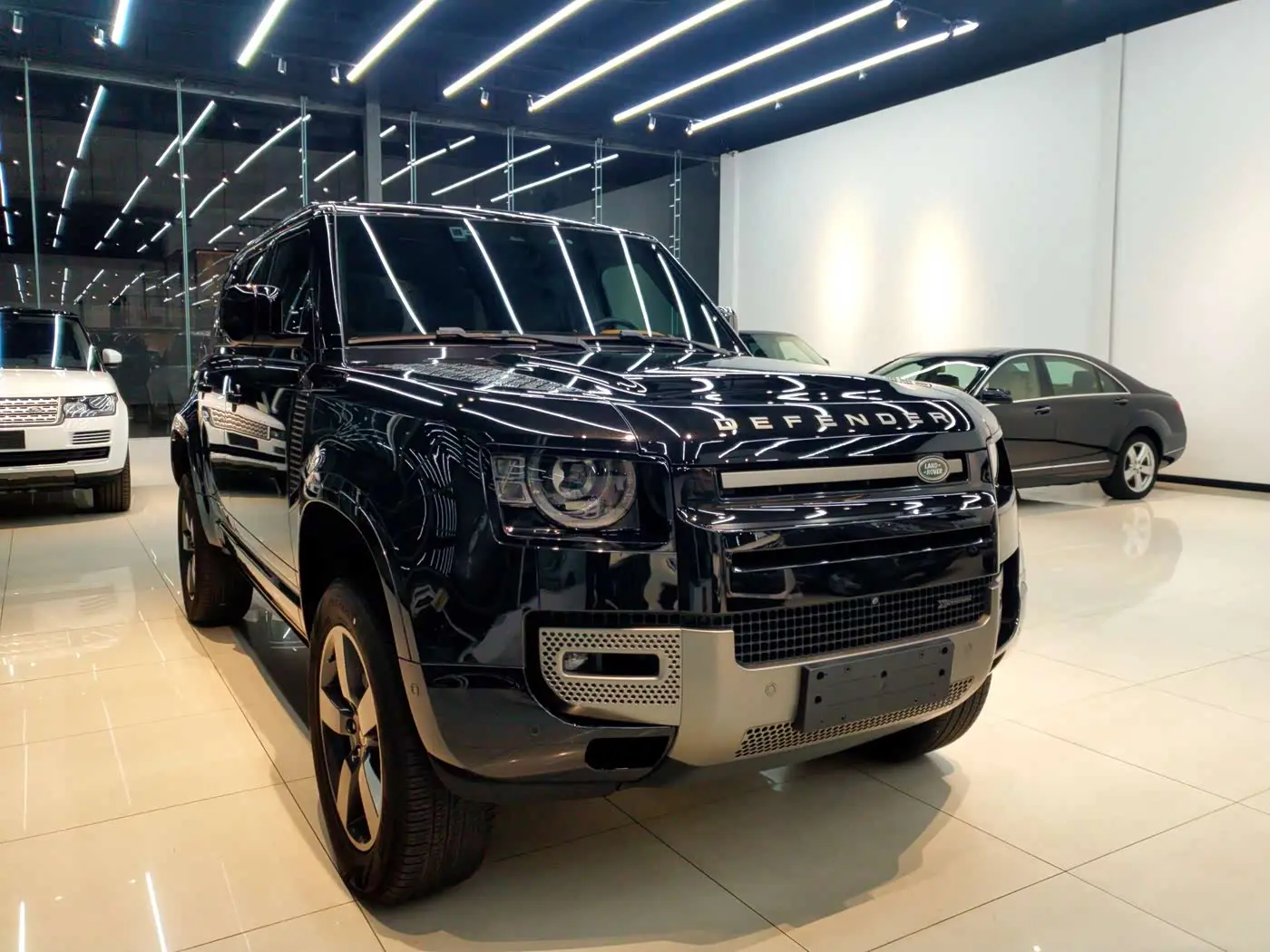Land Rover Defender 2023 — Фото 1/17
