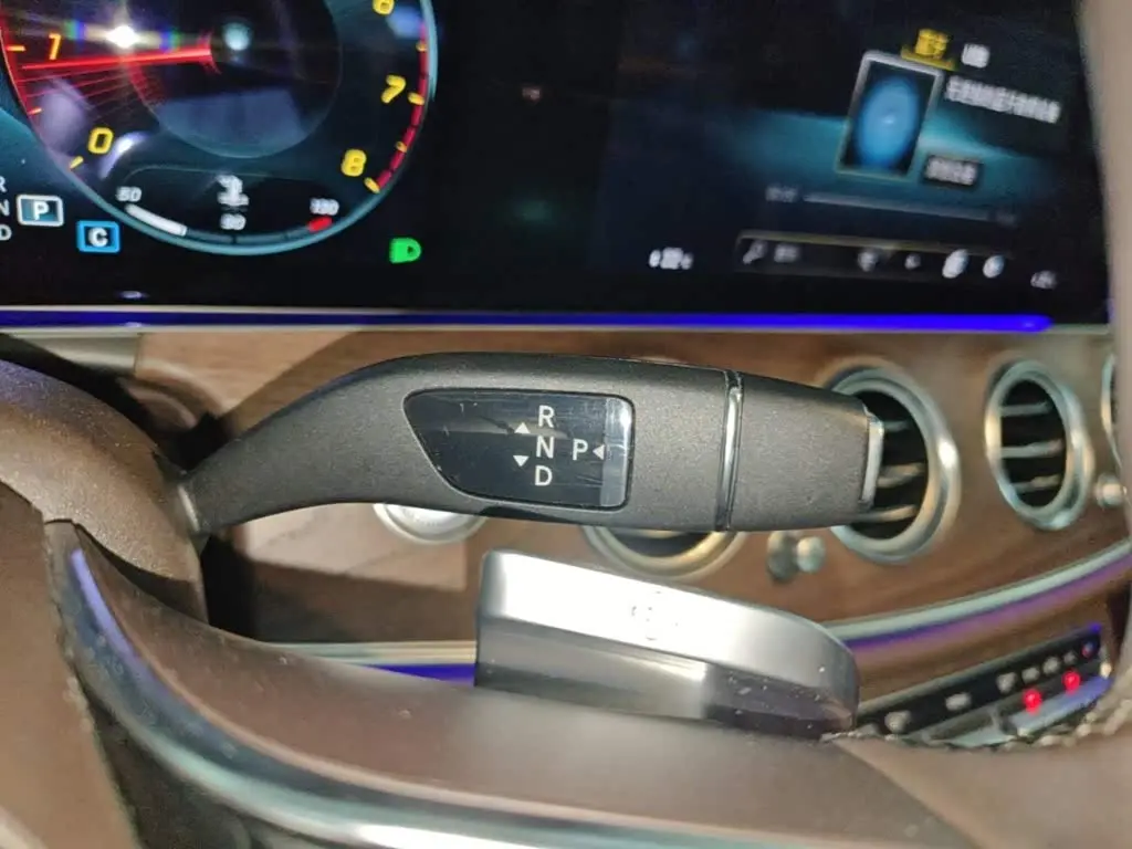 Mercedes-Benz E-Class 2021 — Photo 14/20