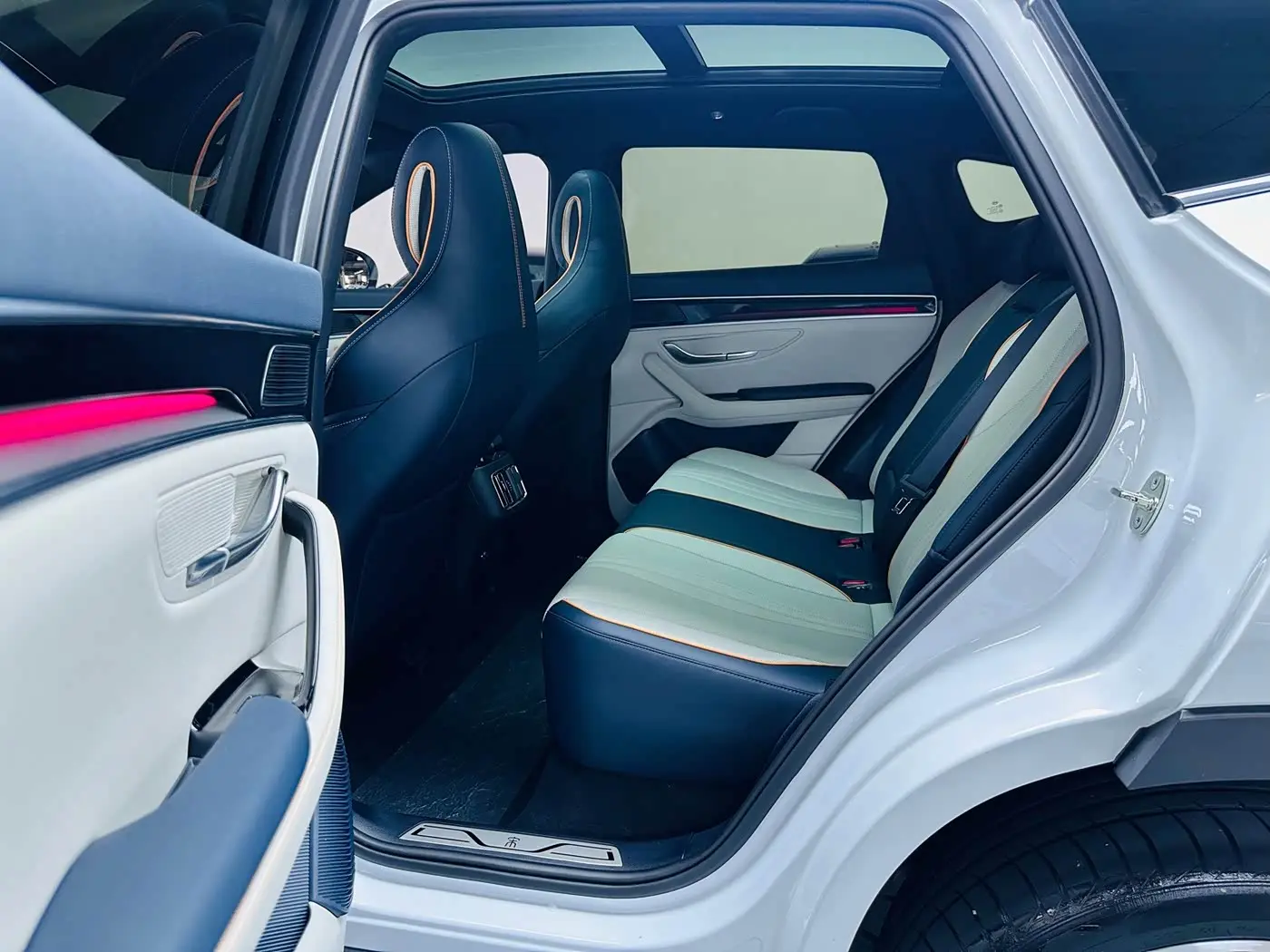 BYD Song PLUS PHEV 2023 — Photo 9/15