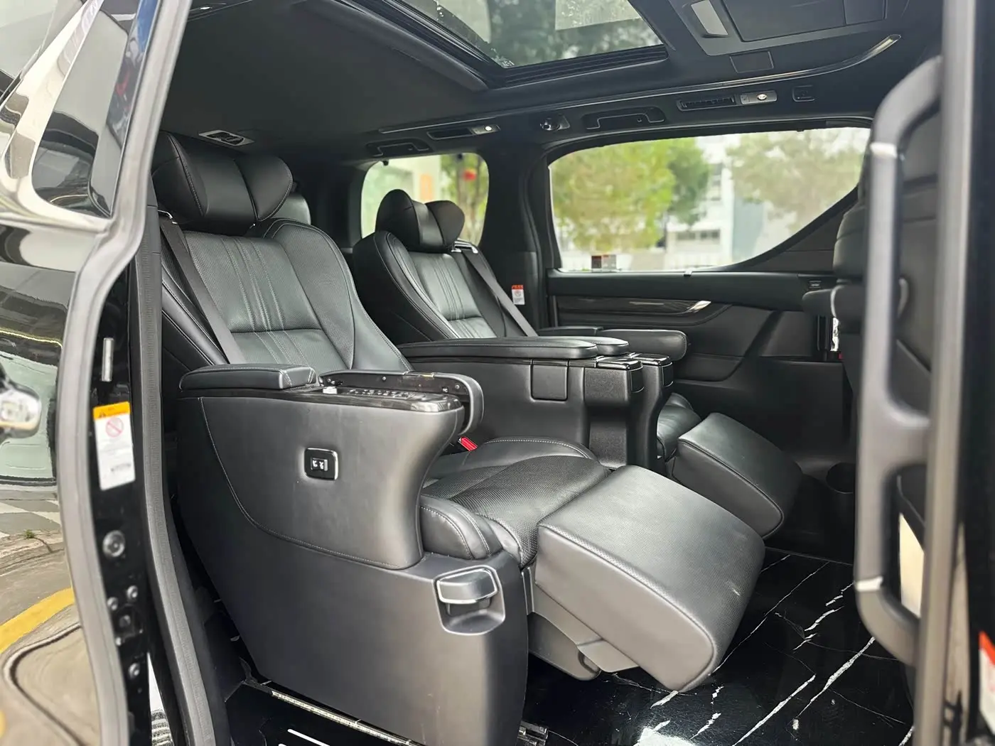Lexus LM 2023 — Photo 10/13