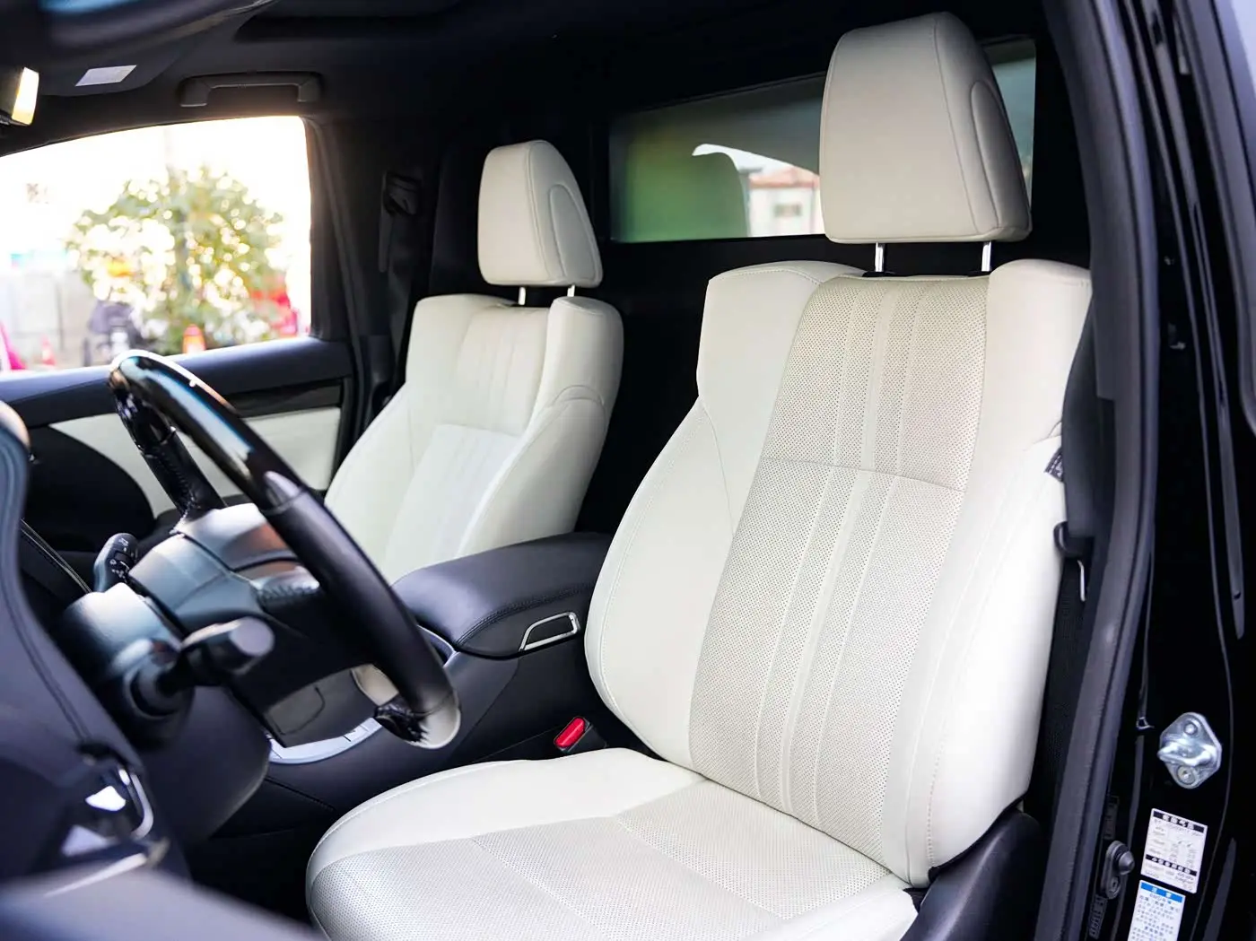 Lexus LM 2021 — Photo 5/9