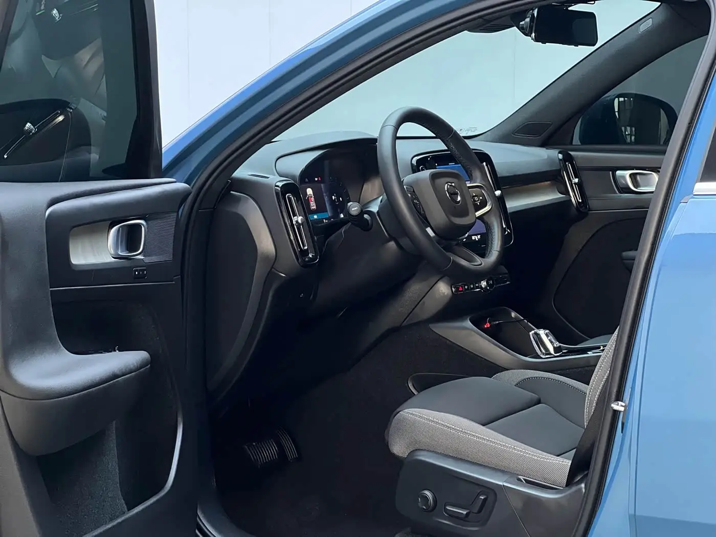Volvo XC40 2023 — Фото 8/20