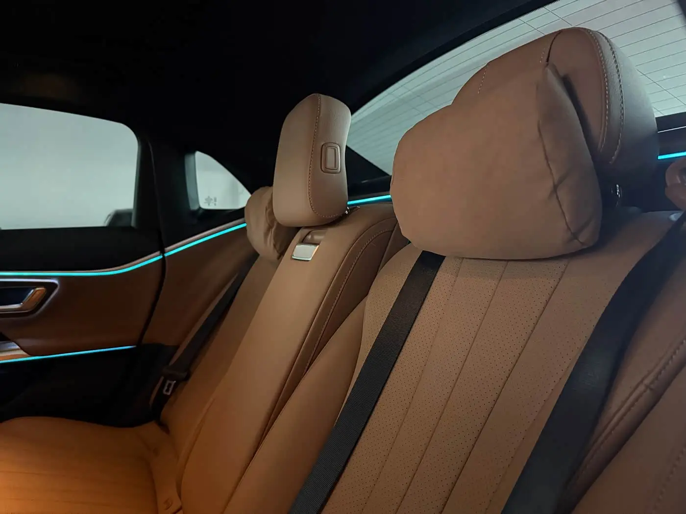 Mercedes-Benz E-Class 2025 — Photo 11/18