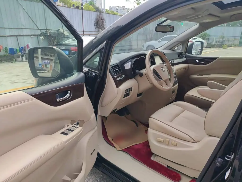 Nissan Quest 2015 — Photo 12/20