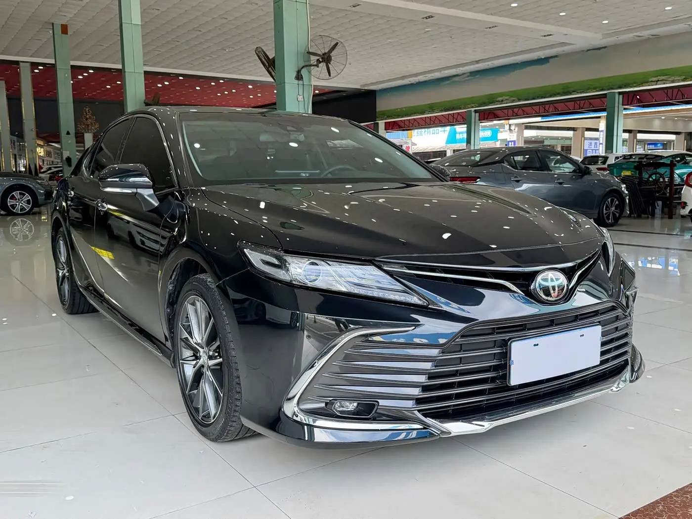 Toyota Camry 2023 — Photo 3/17