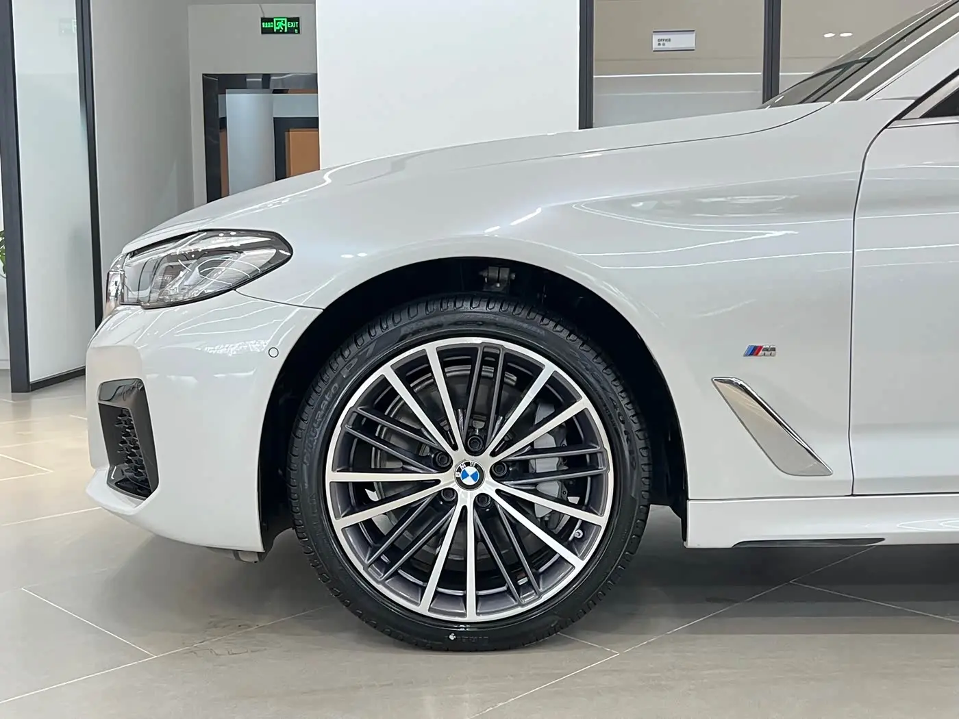 BMW 5 Series 2023 — ფოტო 18/20