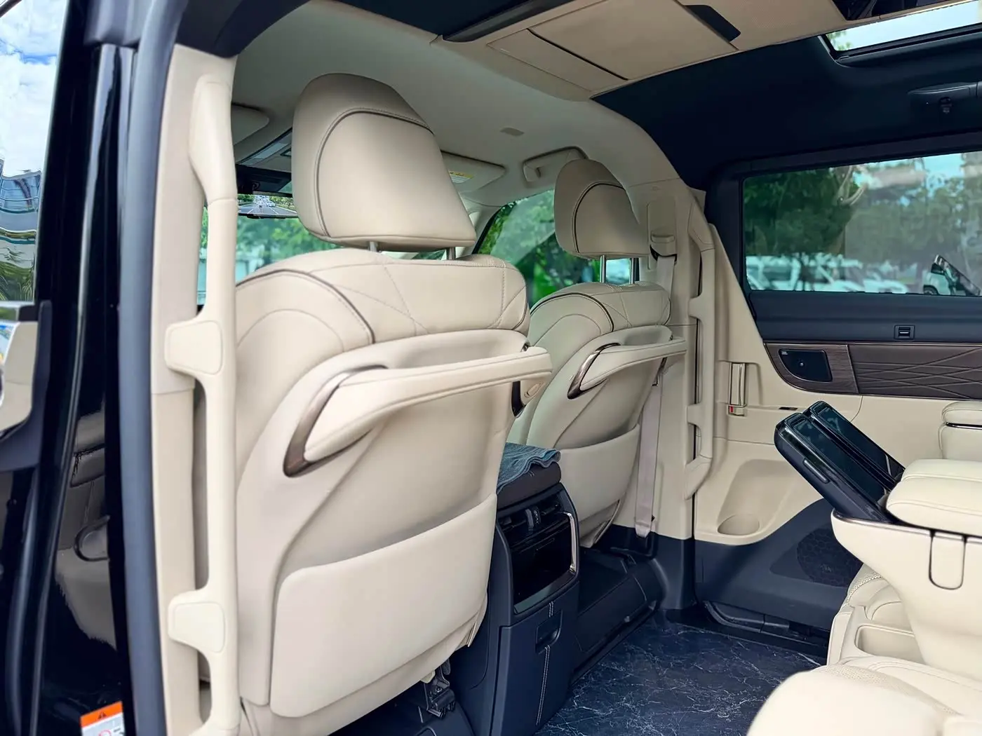 Toyota Alphard 2023 — ფოტო 15/20