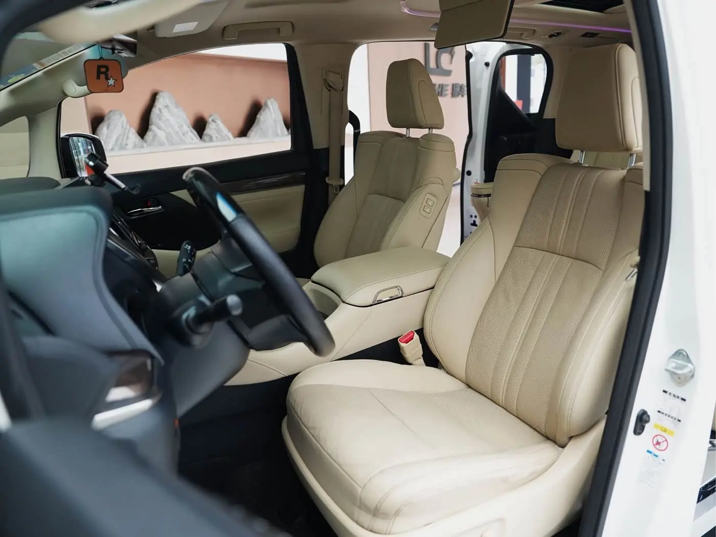 Toyota Alphard 2019 — Photo 9/14
