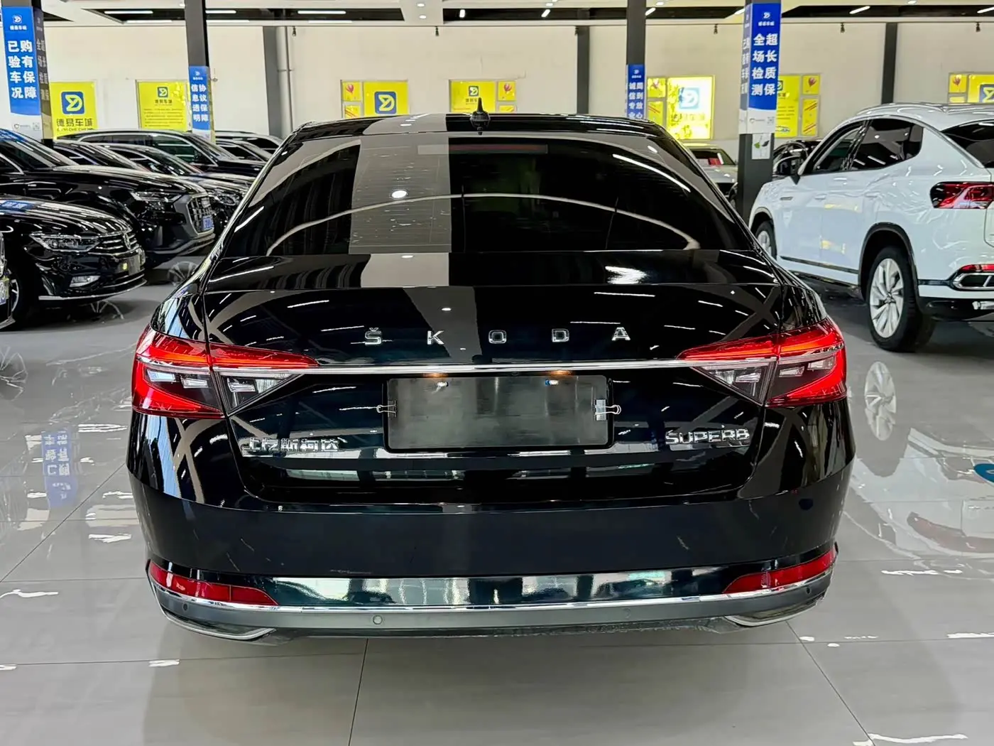 Škoda Superb 2023 — Фото 11/15