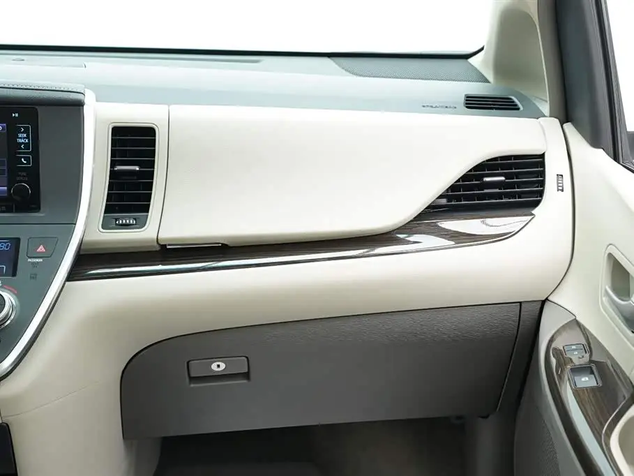 Toyota Sienna 2016 — Photo 20/20