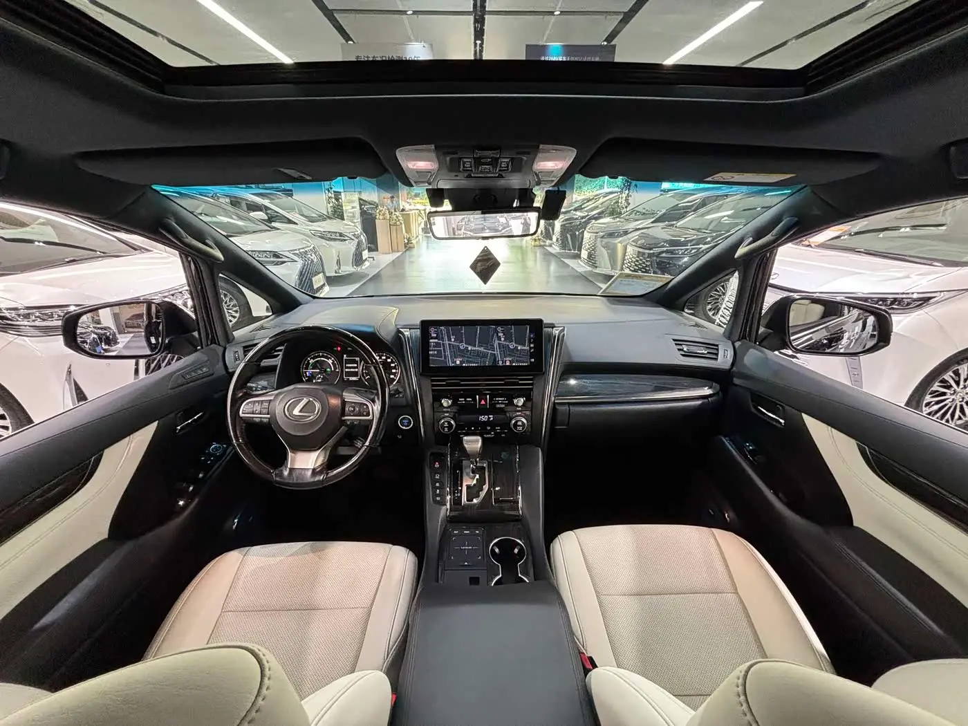 Lexus LM 2021 — Photo 15/19