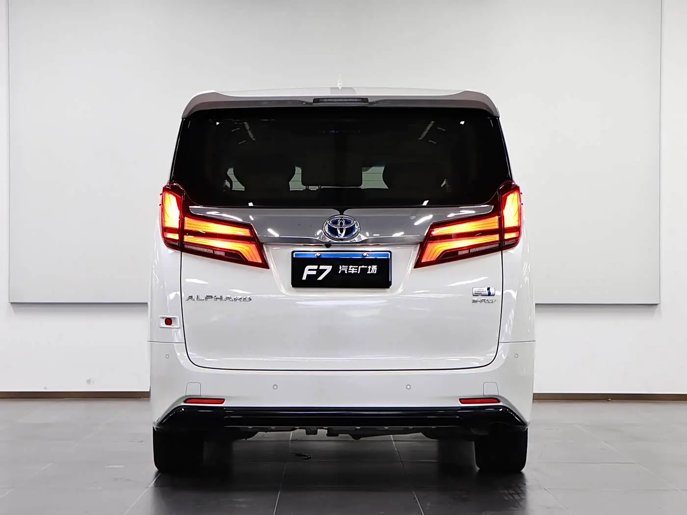 Toyota Alphard 2023 — Photo 5/20
